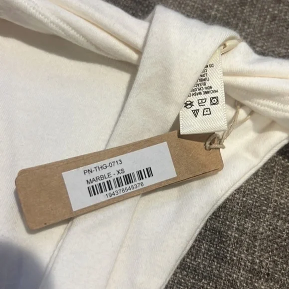 Skims Twist Thong - Picture 3 of 12